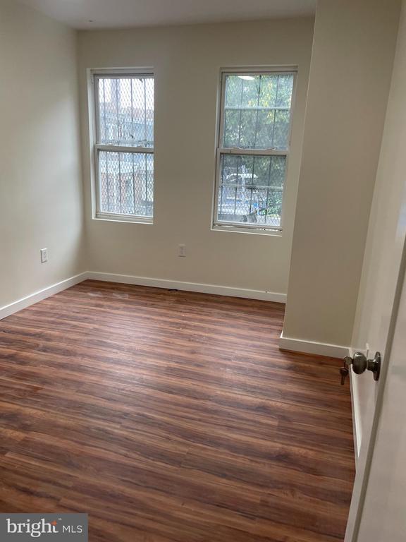 Foto del edificio - 7028 Elmwood Ave
