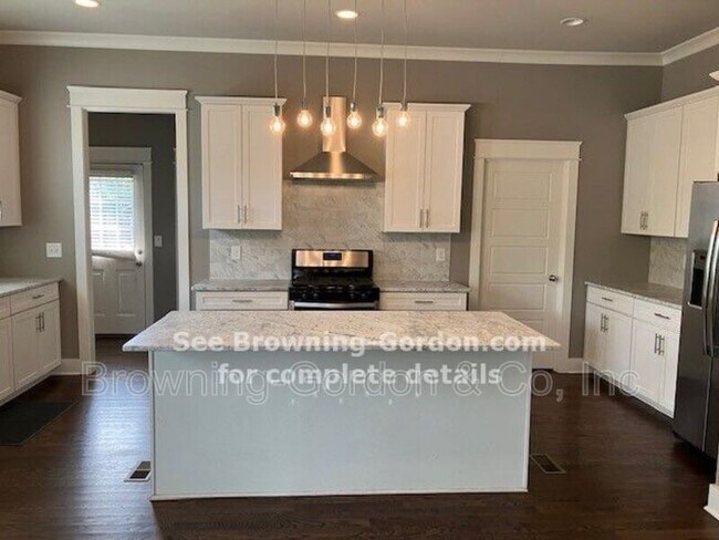 Building Photo - 1305 Villa Pl