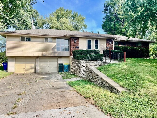 Building Photo - Spacious Shawnee Duplex-Available NOW!!