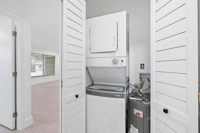 Building Photo - 1930 Service Rd