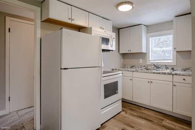 Building Photo - 1 br, 1 bath Triplex - 708 South Logan Ave...