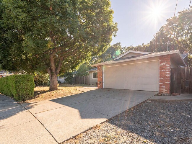 Foto del edificio - Single Level Ranch Home In Desirable Clayt...