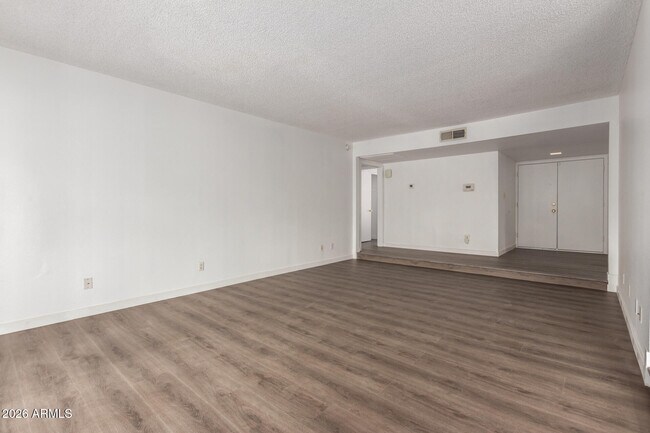 Foto del edificio - 5055 W Vogel Ave