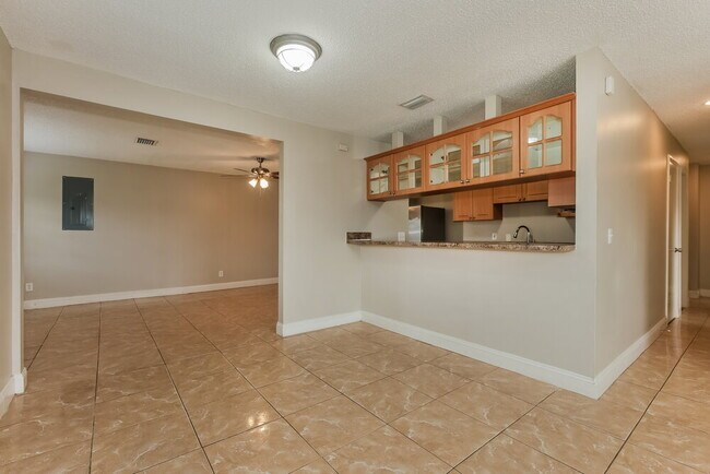 Foto del edificio - 6624 N Cameron Ave