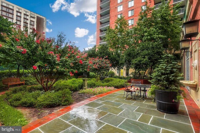 Foto del edificio - 11710 Old Georgetown Rd