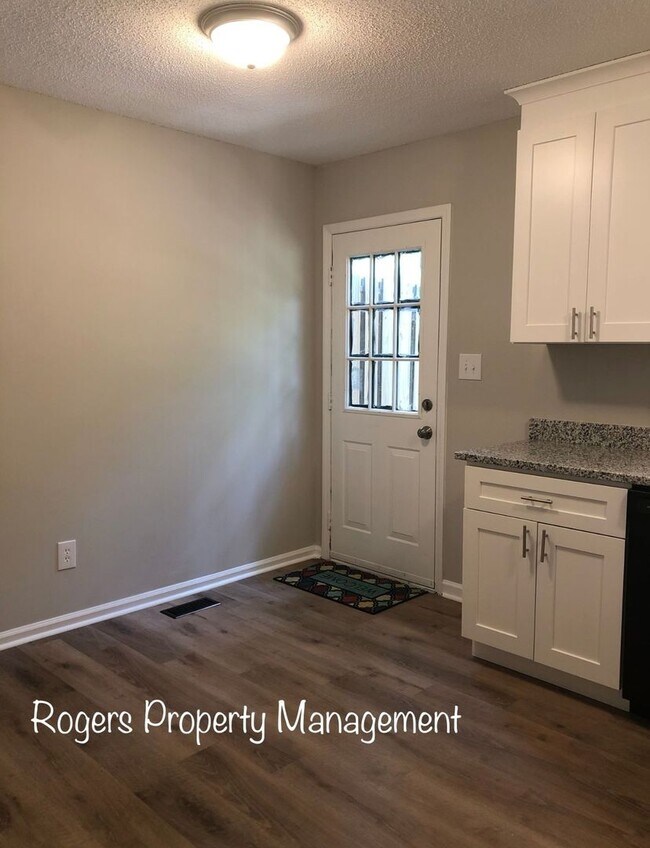 Foto del edificio - Convenient Modern Townhome in Creedmoor