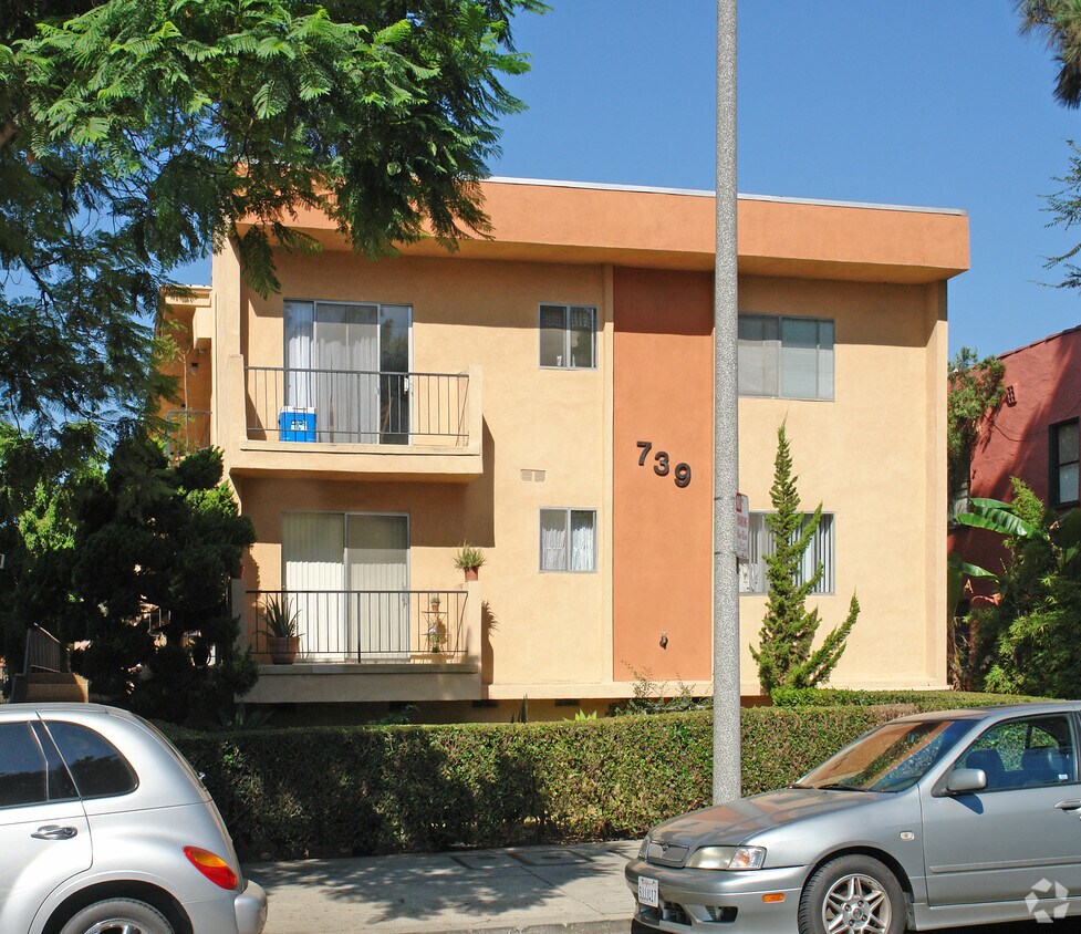 Foto del edificio - 739 N Hayworth Ave