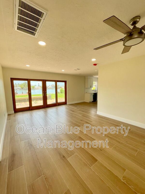 Building Photo - 724 Sunset Cove