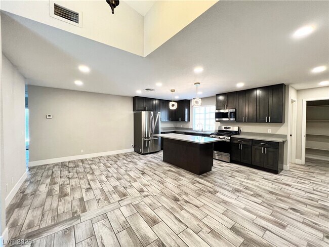 Building Photo - 6822 Mataro Dr