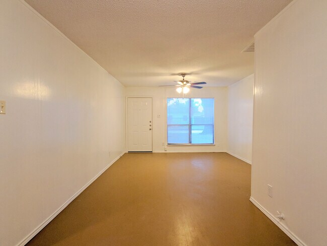Building Photo - 2802 Windsor Ln