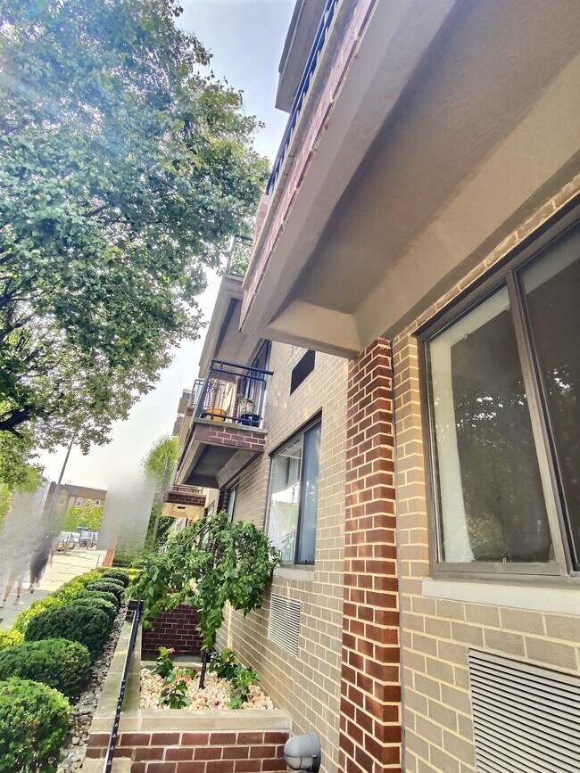 Building Photo - 423 95th St