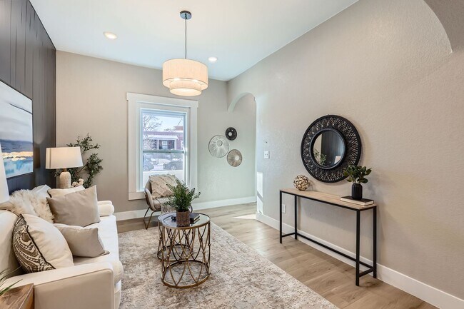 Building Photo - Newly Remodeled Home!