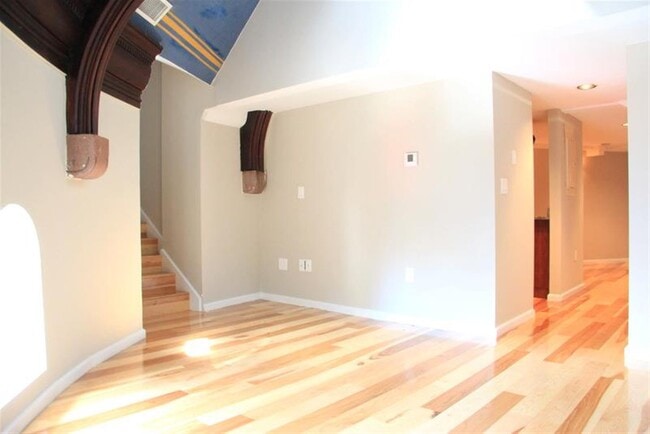 Building Photo - 25 Bow St