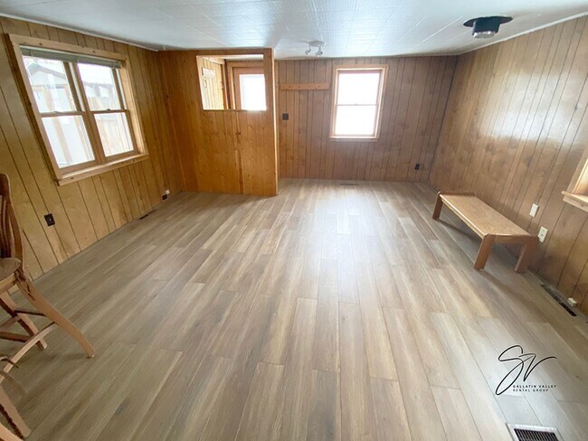 Building Photo - Cute Single Family Detached Home with Fenc...