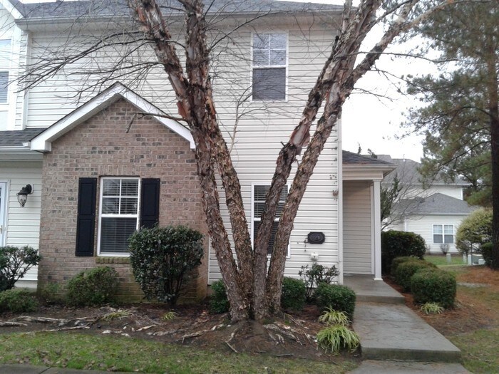 Foto principal - Spacious two-story townhome