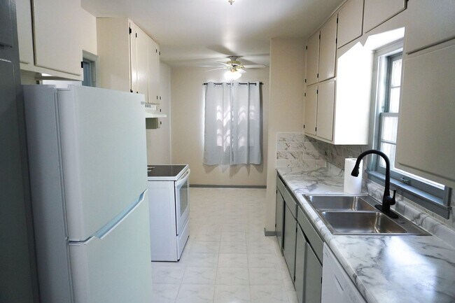 Building Photo - 3 Bed Home with 2 Living Areas, Large Yard, and Huge Patio | Garage | Near Kellogg | East Wichita