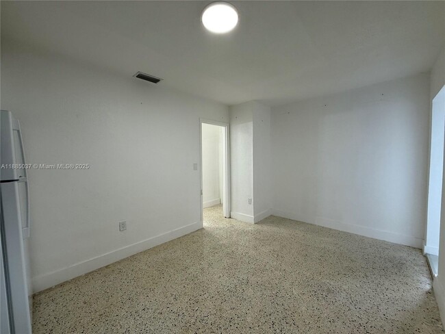 Foto del edificio - 50 Flagami Blvd