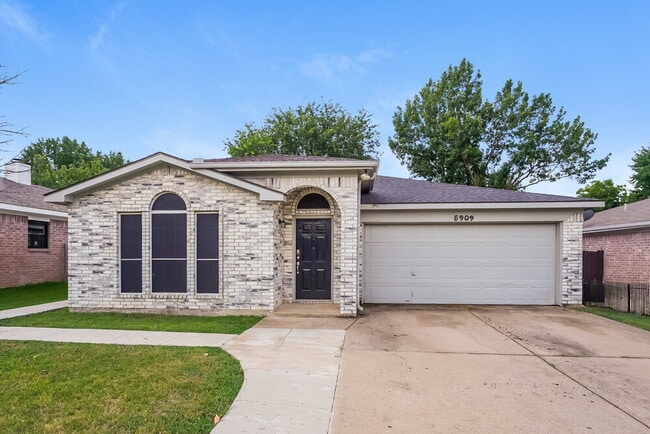 Building Photo - 5909 Northfield Dr