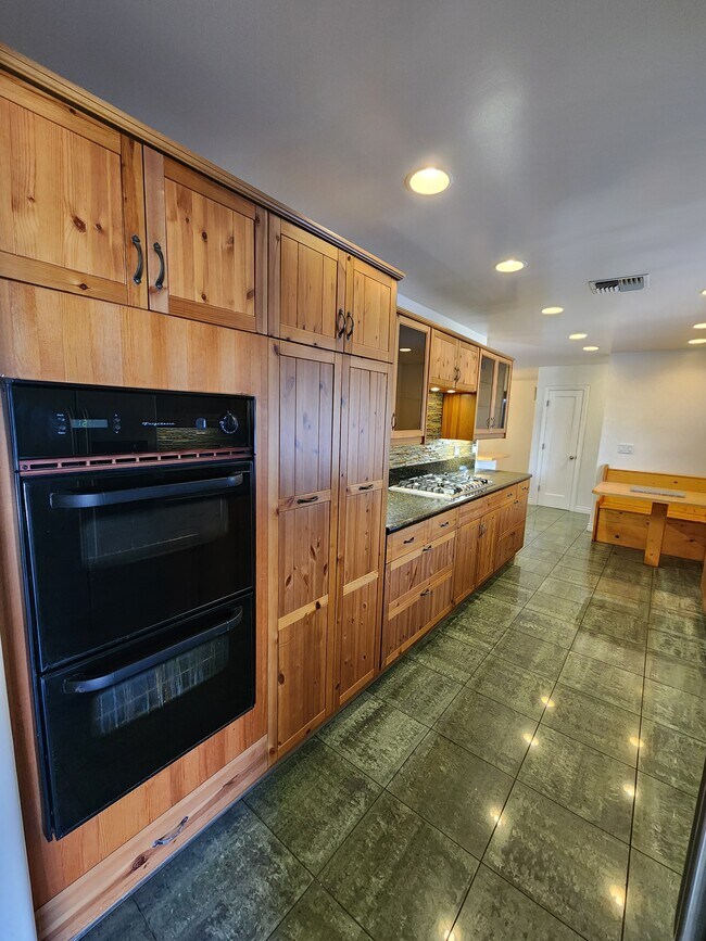 Foto del edificio - 22240 Burton St
