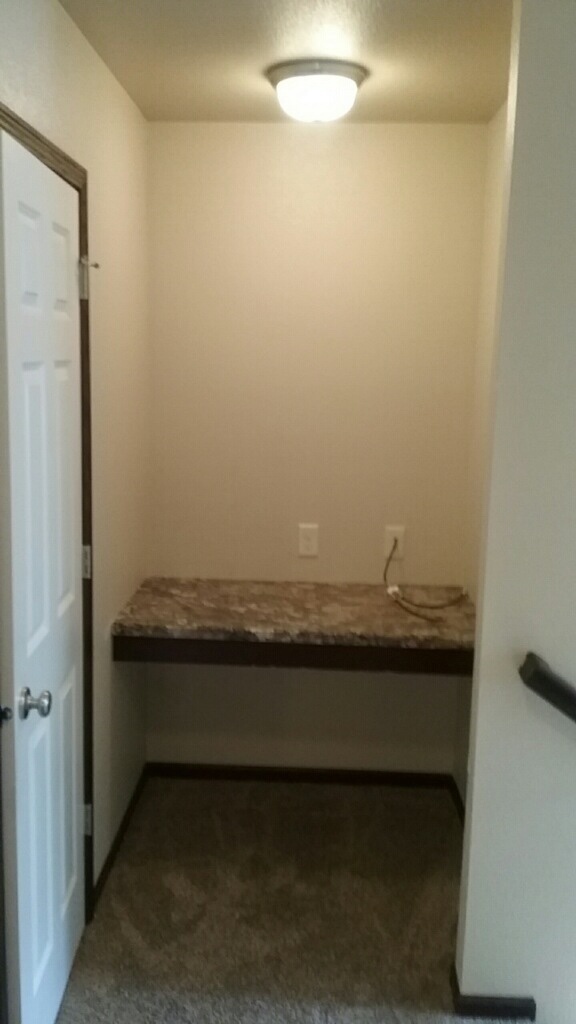 Building Photo - Spacious 2 Bedroom Twinhome SORRY NO PETS!!