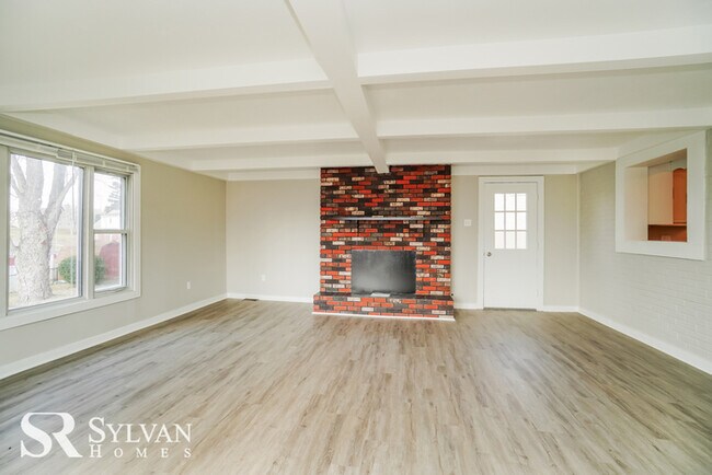 Building Photo - Rambling 3BR, 2BA home