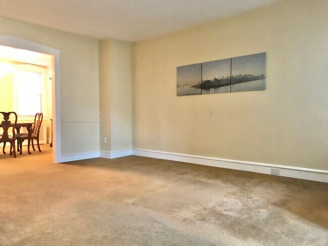 Building Photo - Beautiful 3-Bed Townhome in Mayfair with G...