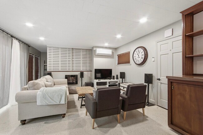 Foto del edificio - 215 Live Oak Ave E