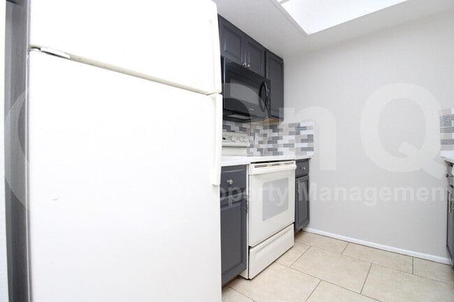 Building Photo - 616 S Hardy Dr