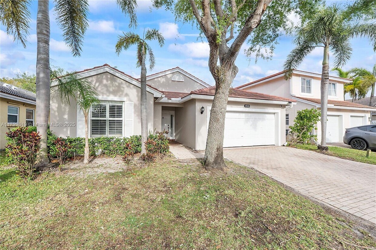 Foto principal - 4945 SW 34th Ter