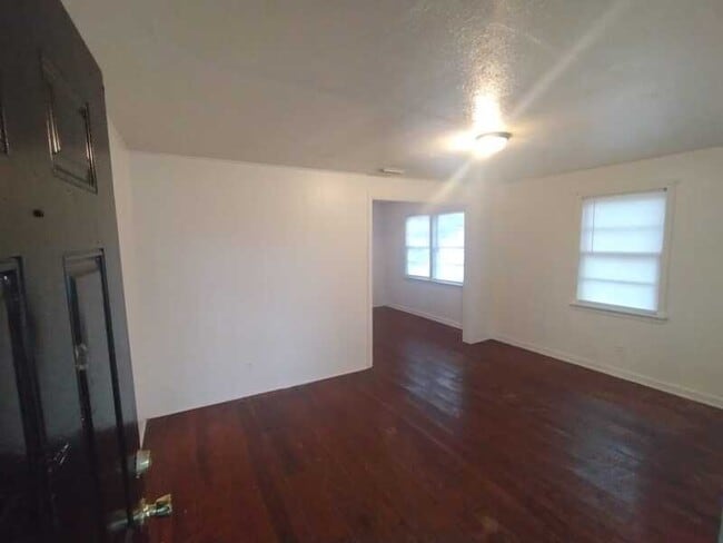 Foto del edificio - 5562 Lyle Ln