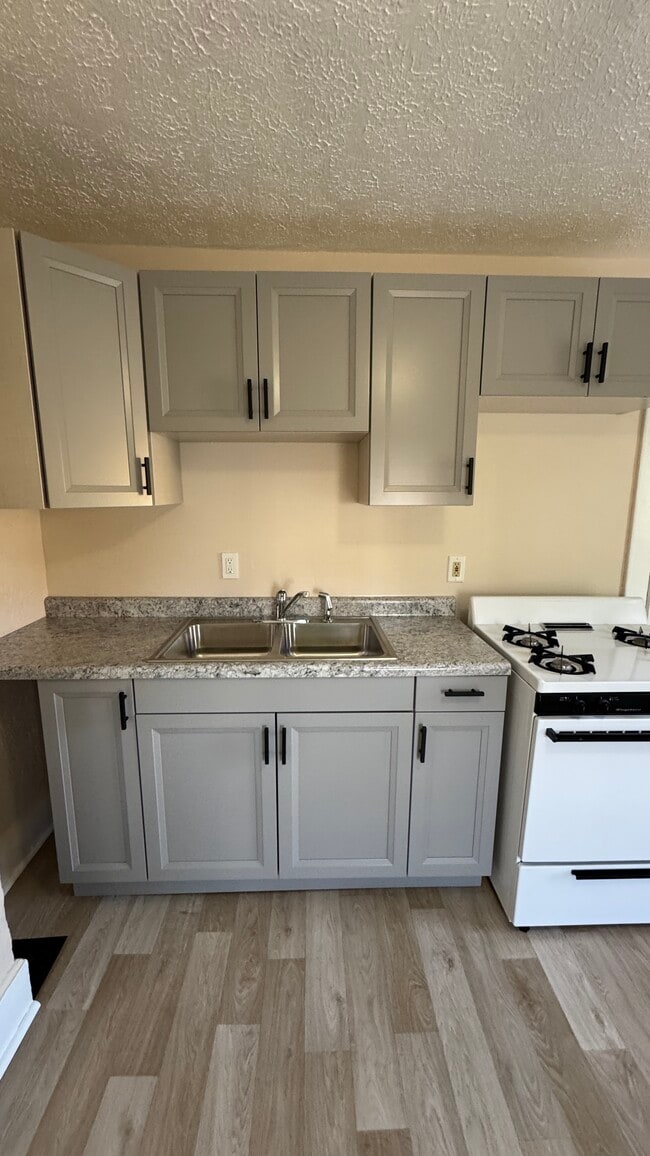 kitchen - 921 S 14th St