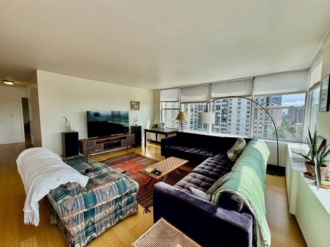 Building Photo - Bright, Spacious 2BR/2BA in Edgewater Beach!