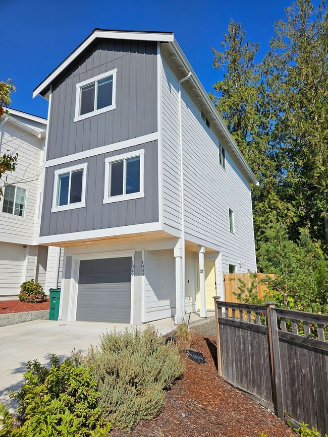 Building Photo - Beautiful, private 2 bed, 2.5 bath townhou...