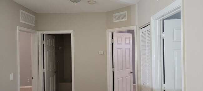 Building Photo - 2065 Oakhurst Way