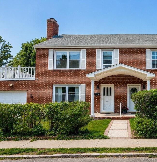 Building Photo - 121 Manhasset Ave