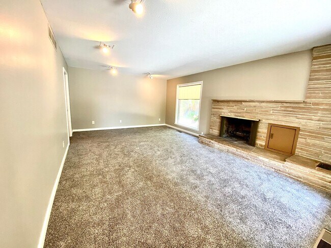 Building Photo - 4 Bedroom 2.5 bath on Central Rim minutes from downtown