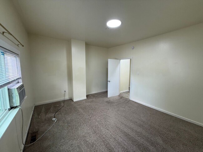 Foto del edificio - 323 W Lutz Ave