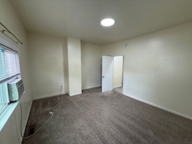 Building Photo - 323 W Lutz Ave