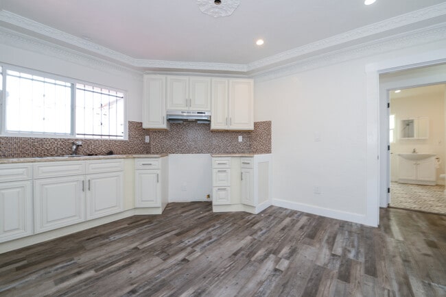 Building Photo - 520 W 82nd St