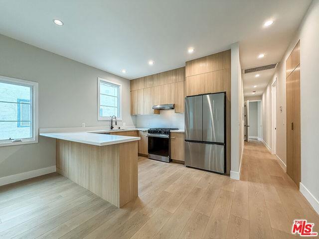 Building Photo - 150 N Arnaz Dr