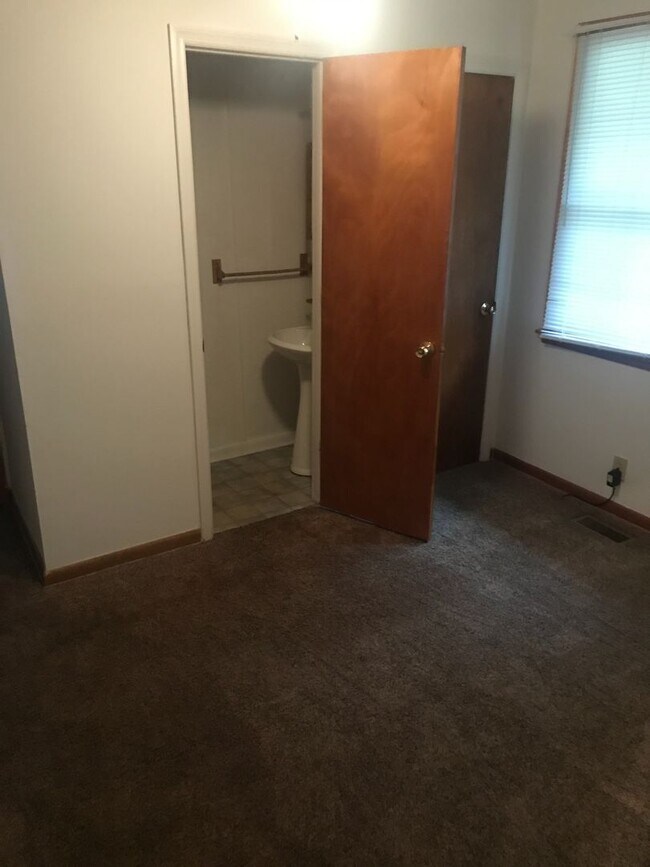 Foto del edificio - G TEAM - FOR LEASE - 3 Beds, 1.5 Baths, 11...