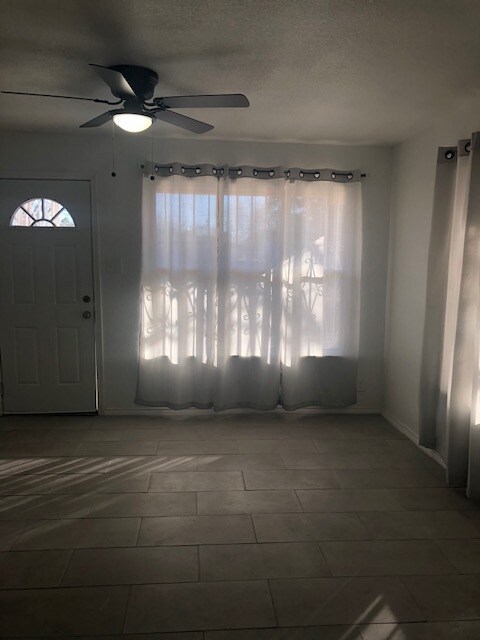 Sala de estar de concepto abierto - 315 Vickers Ave