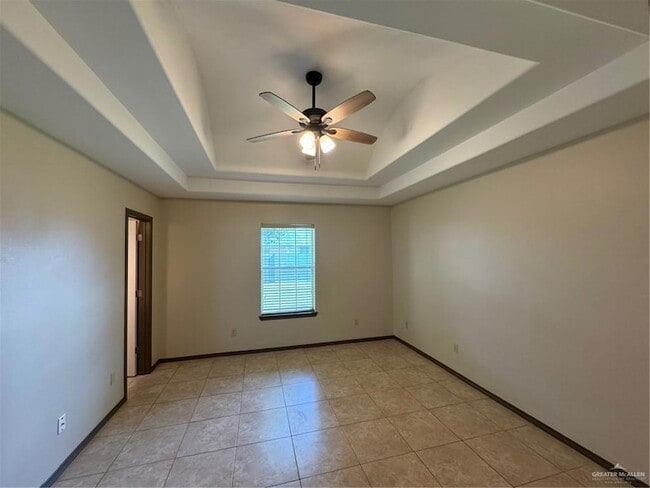 Building Photo - 904 W Solar Dr