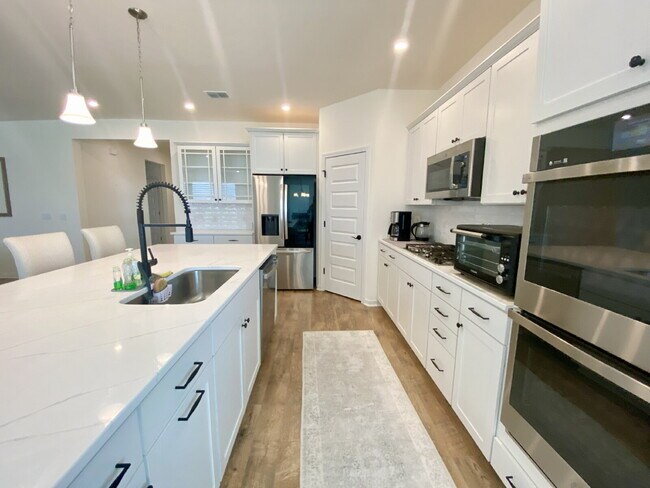Foto del edificio - Four Bedroom Single Family Home in The Lak...
