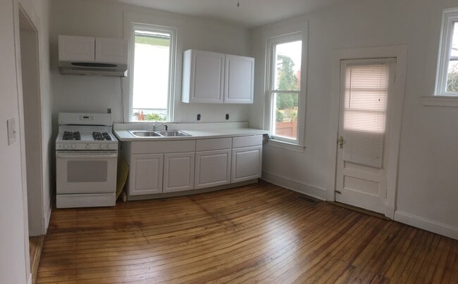 Building Photo - 2904 Chesley Ave
