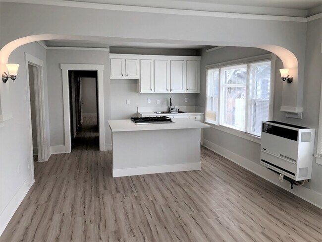 Building Photo - 923 N Park Cir