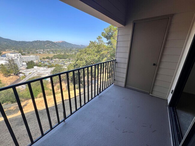 Building Photo - TWO BEDROOM / TWO BATH CONDO IN SPYGLASS W...