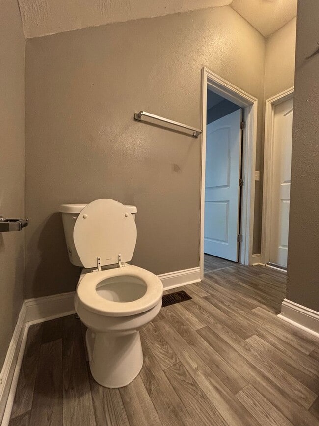 Building Photo - Beautiful 4 Bed 2 Bath house available now!