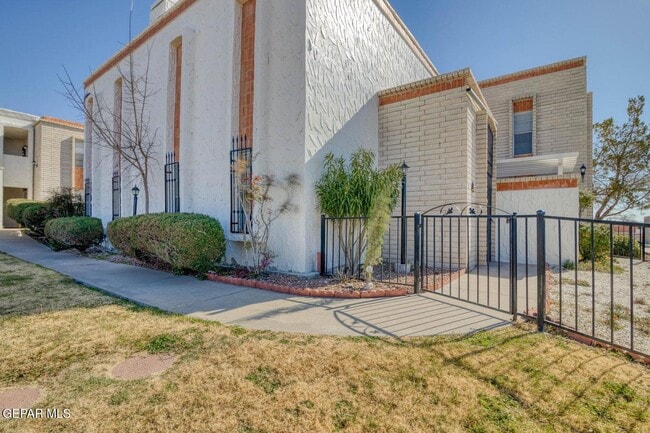 Building Photo - 6201 Escondido Dr