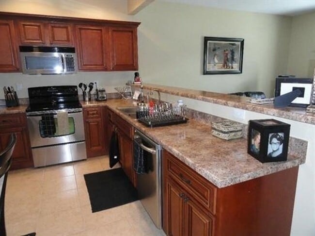 Building Photo - BEAUTIFUL TOWNHOME